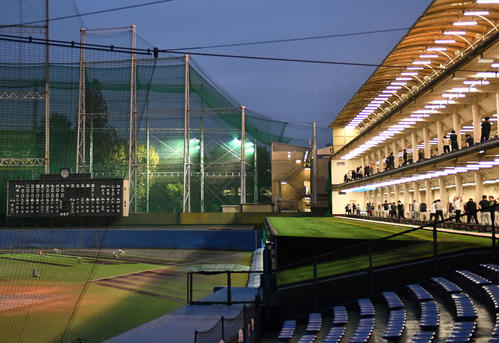 神宮第2球場での高校野球最後の試合となった秋季都大会準々決勝・帝京－日大三戦のスコアボードが残る中、ゴルフ練習場の営業がスタートした（撮影・柴田隆二）
