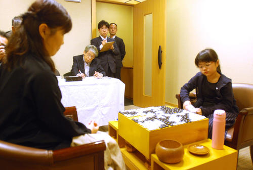 連勝が「4」でストップした仲邑菫初段（右）（撮影・松浦隆司）