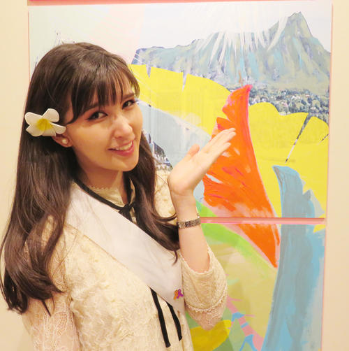 イベントに出席したミス・インターナショナル日本代表の岡田朋峰は笑顔で写真に納まる（撮影・佐藤勝亮）
