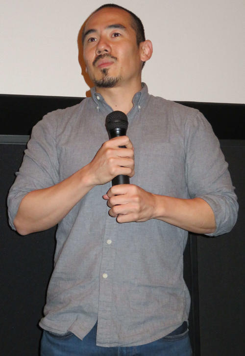 映画「主戦場」の舞台あいさつで喜びを語るミキ・デザキ監督