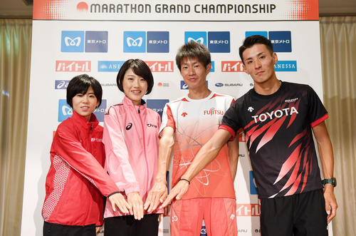 MGC一夜明け　東京五輪に向け手を重ねるマラソン日本代表に内定した、左から鈴木亜由子、前田穂南、中村匠吾、服部勇馬（2019年9月16日撮影）