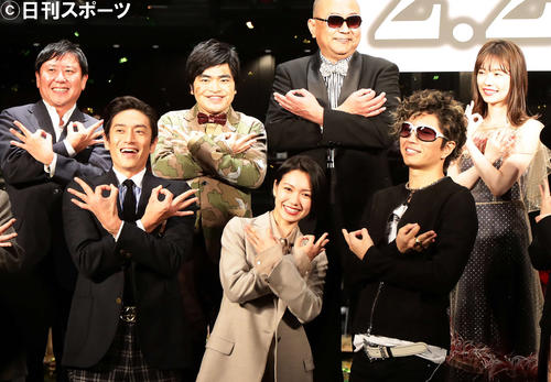 1月　映画「翔んで埼玉」ジャパンプレミアで埼玉ポーズをとる出演者たち