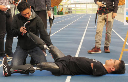 イベントに出席した作家の乙武洋匡は義足を装着する（撮影・佐藤勝亮）