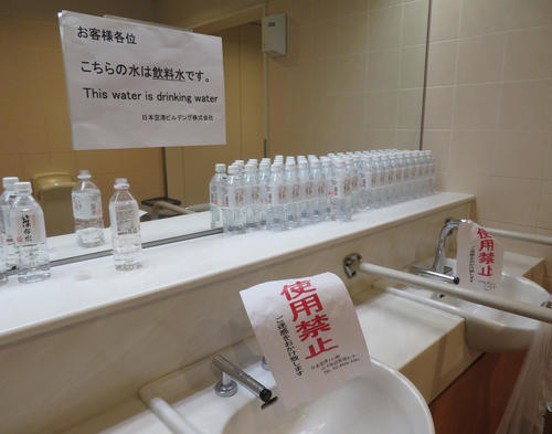羽田空港第2ターミナルのトイレは、断水による影響で飲料水を用いて手を洗う（撮影・佐藤勝亮）