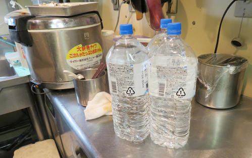 羽田空港第2ターミナルの飲食店「お座敷天麩羅　天政」では断水の影響でミネラルウォーターを用いて食事を提供した（撮影・佐藤勝亮）