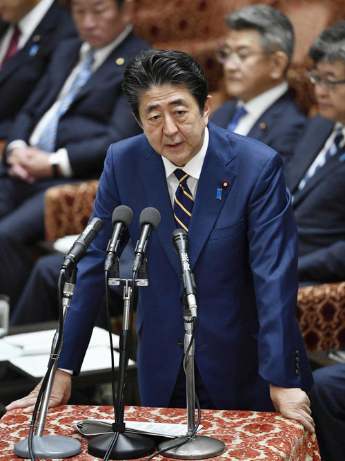 衆院予算委で質問に答える安倍首相（共同）
