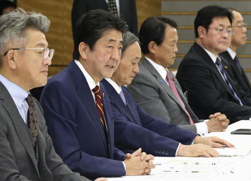 非常災害対策本部会議で発言する安倍首相（共同）