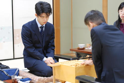 集中力を高める藤井聡太七段、手前は阿部隆八段（撮影・松浦隆司）