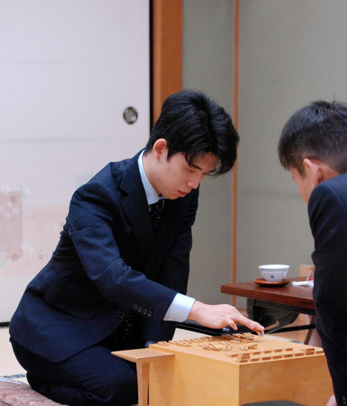 対局に臨んだ藤井聡太七段（撮影・松浦隆司）