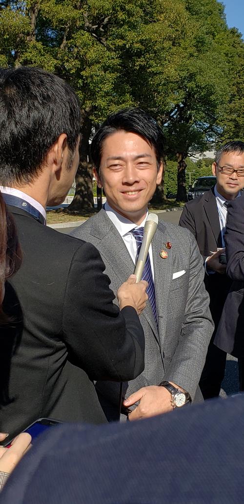 閣僚としては異例の、屋外での閣議後会見に臨む小泉進次郎環境相