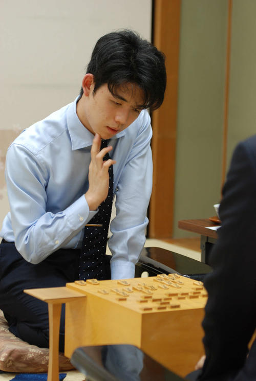 感想戦を行う藤井聡太七段（撮影・松浦隆司）