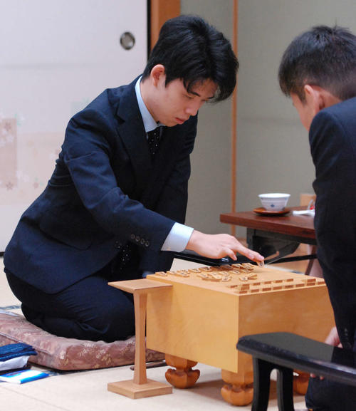 対局に臨んだ藤井聡太七段（左）（撮影・松浦隆司）