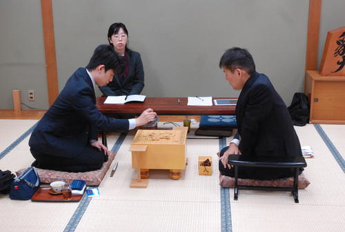 対局に臨んだ藤井聡太七段（左）、阿部隆八段（撮影・松浦隆司）