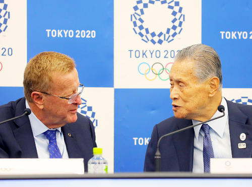 4者協議後の会見が終了し言葉を交わすIOC調整委員会ジョン・コーツ委員長（左）と東京五輪組織委員会森喜朗会長（2019年11月1日撮影）