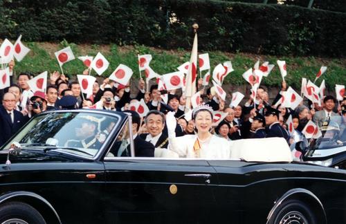 90年11月、即位の礼パレードでオープンカーから沿道の人々に手をふる天皇・皇后両陛下