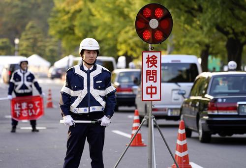 天皇陛下の即位を祝うパレード「祝賀御列の儀」を控え、皇居近くで検問する警察官（共同）