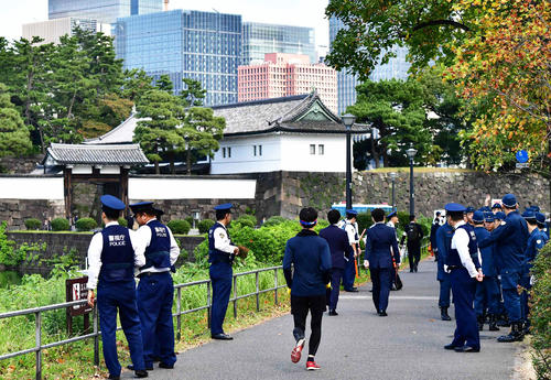 皇居周辺の警備を強化する警察官（撮影・小沢裕）