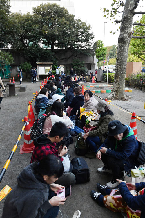 早朝から高橋是清公園で手荷物検査を受けるために並んで待つ人たち（撮影・滝沢徹郎）