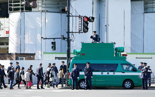 青山一丁目の交差点には拡声器付きの警察車両が停車し、警察官が交通誘導をしていた（撮影・加藤諒）
