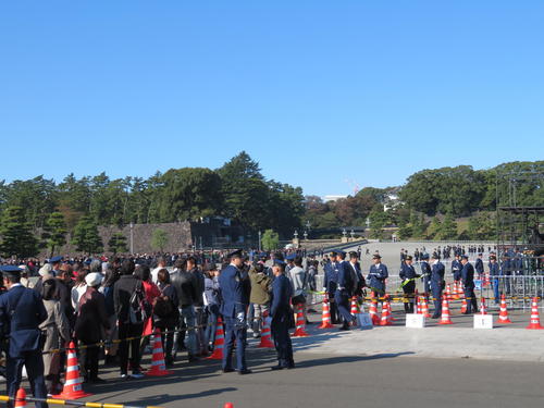 皇居前の観覧ブースに向かう人々（撮影・村上幸将）