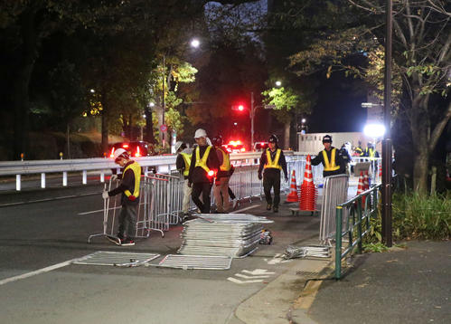 準備の進む青山一丁目付近の道路＝10日、午前5時30分（撮影・河野匠）
