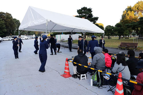 皇居外苑の広場では、パレードを一目見ようと朝早く集まった人々の前に、荷物検査場の設営が進められた＝午前6時44分（撮影・浅見桂子）
