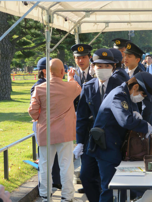 二重橋前の手荷物検査場で、警察に詰め寄った男性（撮影・村上幸将）