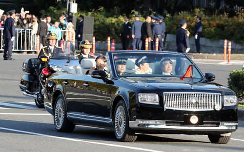 即位を祝うパレードで、オープンカーから沿道の人々に手を振られる天皇、皇后両陛下（撮影・垰建太）