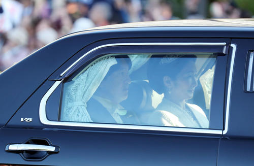 即位を祝うパレードで天皇、皇后両陛下のオープンカーの後に続く秋篠宮殿下（左）と紀子さま（撮影・垰建太）