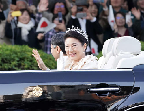 即位を祝うパレードで、オープンカーから沿道の人々に手を振られる天皇、皇后両陛下＝赤坂郵便局前（撮影・鈴木みどり）