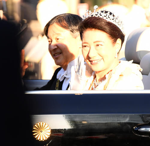 即位祝うパレードで、オープンカーから人々に手を振られる天皇、皇后両妃殿下（撮影・たえ見朱実）
