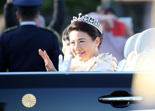 即位を祝うパレードで、沿道の人々に笑顔で手を振られる天皇、皇后陛下（撮影・浅見桂子）