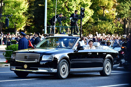即位を祝うパレードで、オープンカーから沿道の人々に手を振られる天皇、皇后両陛下＝国会正門前（撮影・小沢裕）