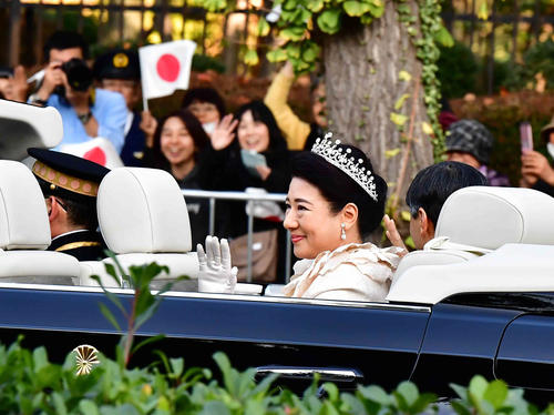 即位を祝うパレードで、オープンカーから沿道の人々に手を振られる天皇、皇后両陛下＝国会正門前（撮影・小沢裕）
