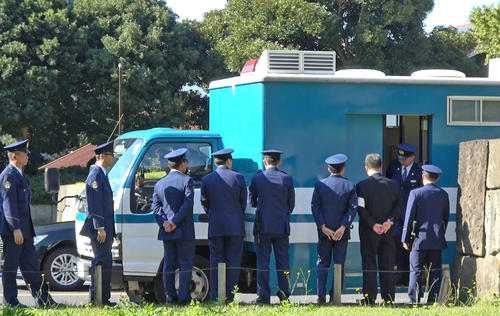 即位を祝うパレードで、赤坂御所近くの路上に登場した警察官専用のトイレ車（撮影・鹿野芳博）