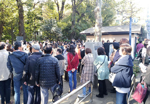 トイレを利用するために大勢の人々が列をなす高橋是清翁祈念公園（撮影・鈴木みどり）