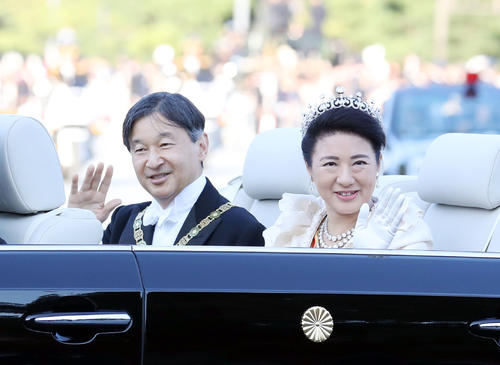 即位を祝うパレードで、オープンカーから沿道の人々に手を振る天皇、皇后両陛下＝祝田橋（撮影・狩俣裕三）