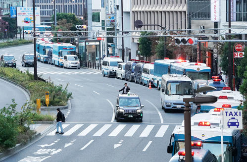 外堀通りの赤坂見附駅周辺に集結した警察車両（撮影・加藤諒）