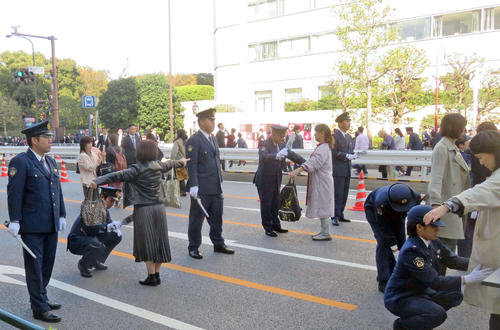 手荷物検査場で金属探知機によるチェックが行われた（撮影・大上悟）