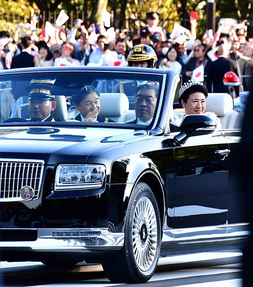 即位を祝うパレードで、オープンカーから沿道の人々に手を振られる天皇、皇后両陛下＝国会正門前（撮影・小沢裕）