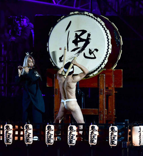天皇陛下御即位をお祝いする国民祭典が振れ太鼓の披露で幕を開けた（撮影・小沢裕）