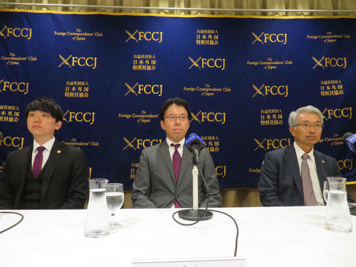 日本外国特派員協会で会見を開いたゴーン弁護団の、左から小佐々奨弁護士、河津博史弁護士、弘中惇一郎弁護士（撮影・村上幸将）