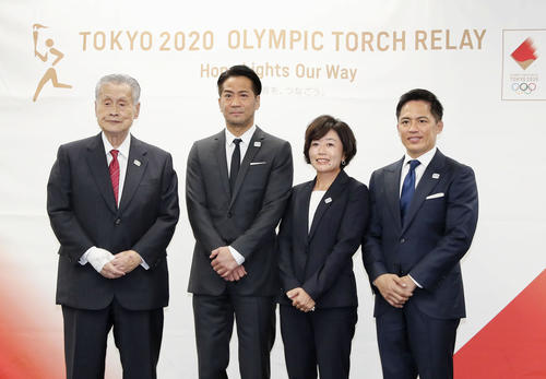 東京五輪聖火リレーに関する発表会に臨む（右から）元柔道男子の野村忠宏さん、元マラソン女子の野口みずきさん、EXILEのHIROさん、組織委の森喜朗会長（共同）