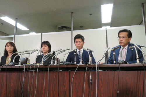 会見に臨む松永真菜さんの夫（左から3人目）と関係者（撮影・村上幸将）