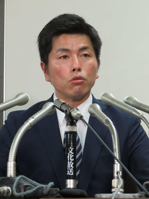 会見で涙を浮かべながら質問に答える松永真菜さんの夫（撮影・村上幸将）