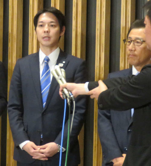 橋本聖子五輪相との会談後に会見する鈴木直道北海道知事（左）と秋元克広札幌市長（撮影・大上悟）