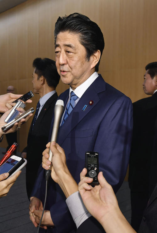 「桜を見る会」の中止発表について、記者団に話す安倍首相（共同）
