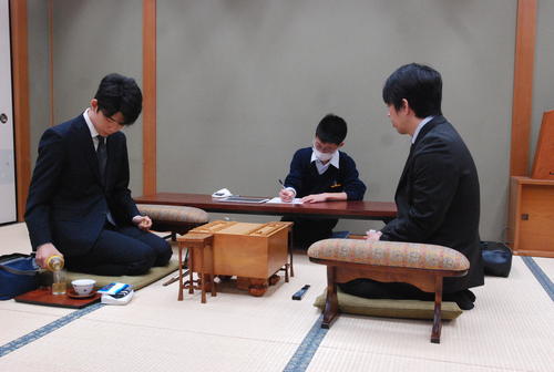対局に臨んだ藤井聡太七段（左）久保利明九段（撮影・松浦隆司）