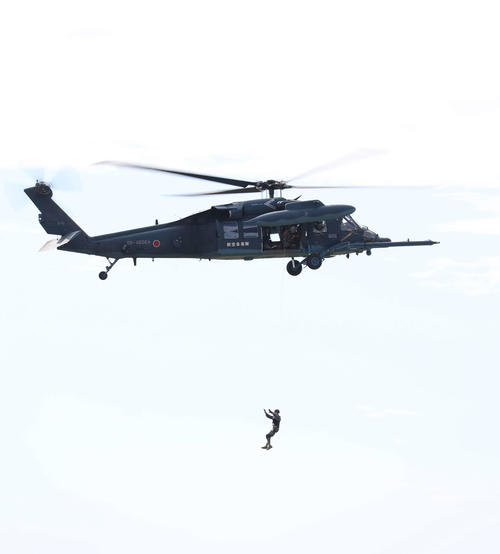 UH－60J　救難ヘリコプター　救難隊員