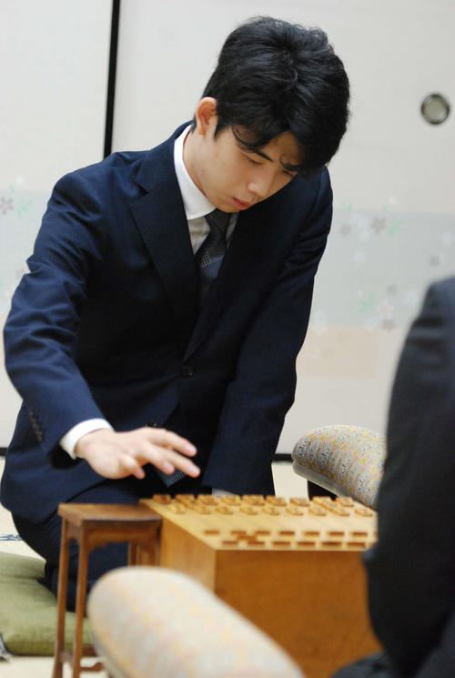 初手を指す藤井聡太七段（左）（撮影・松浦隆司）